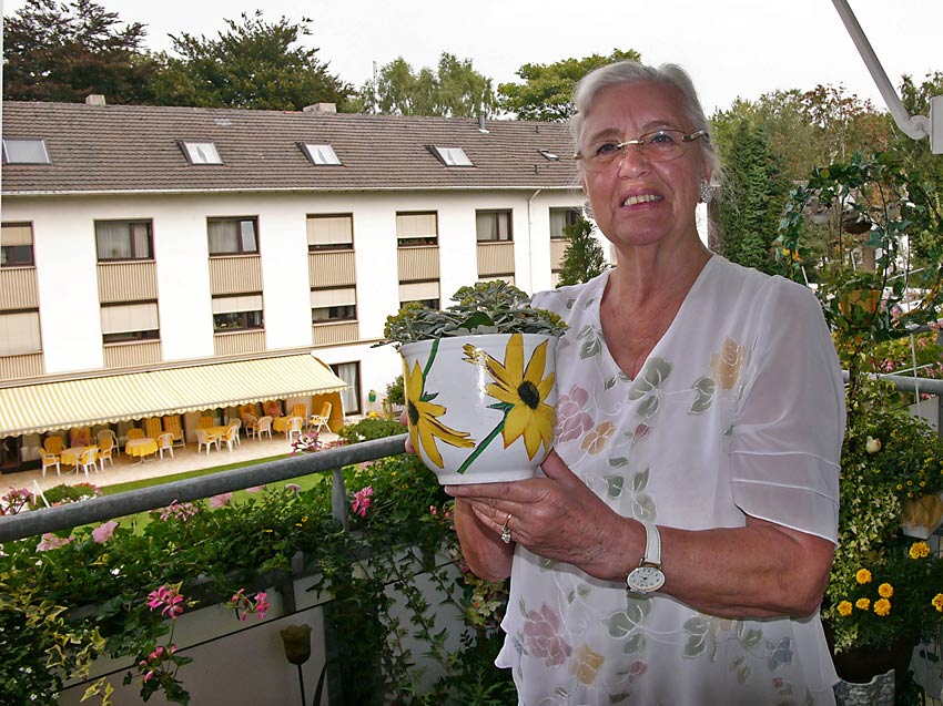 Auf ihrem Balkon: Nana Ellen und ihr Hobby