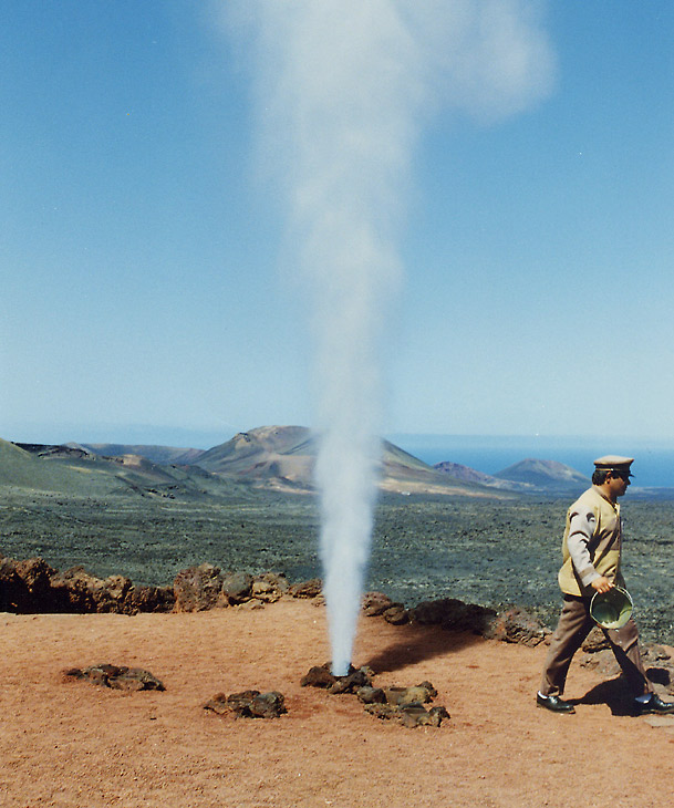 Auf Lanzarote ..... Wasserdampf-Fontäne ....