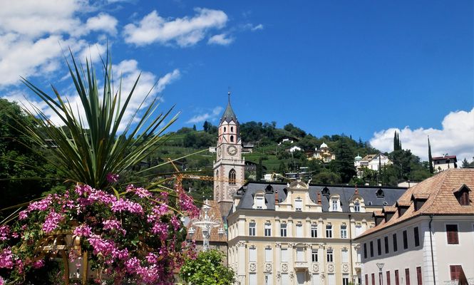Auf nach Südtirol 2023  - Ansicht von Meran mit Stadtkirche St. Nikolaus