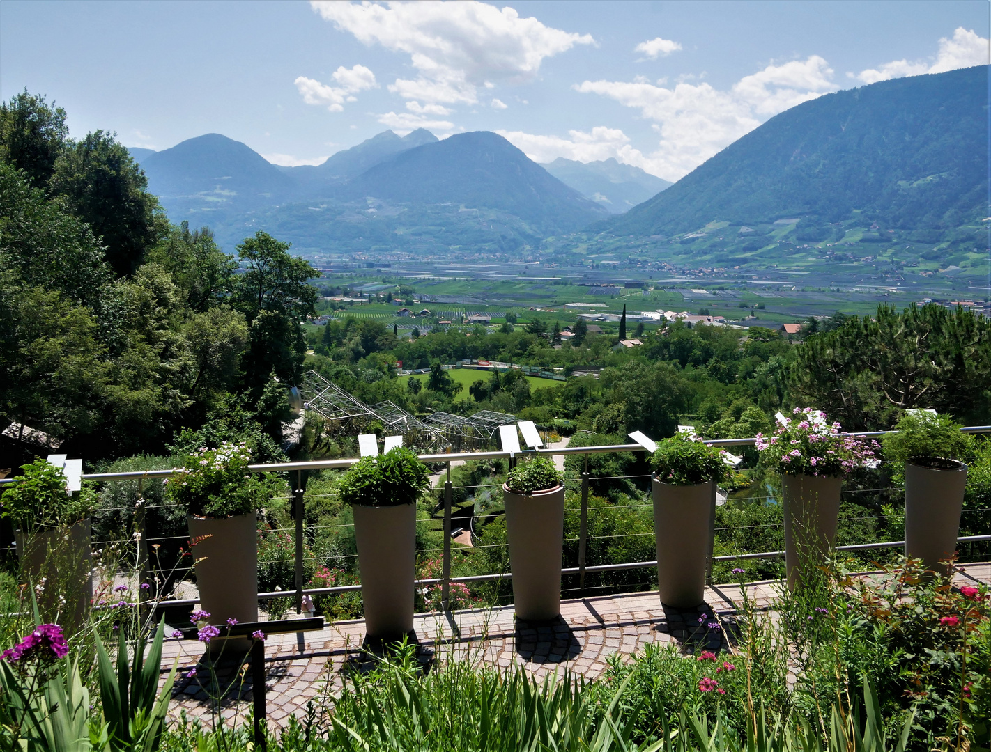 Auf nach Südtirol 2023  - Blick von Schloss Trauttmansdorff über den Meraner Talkessel (2)