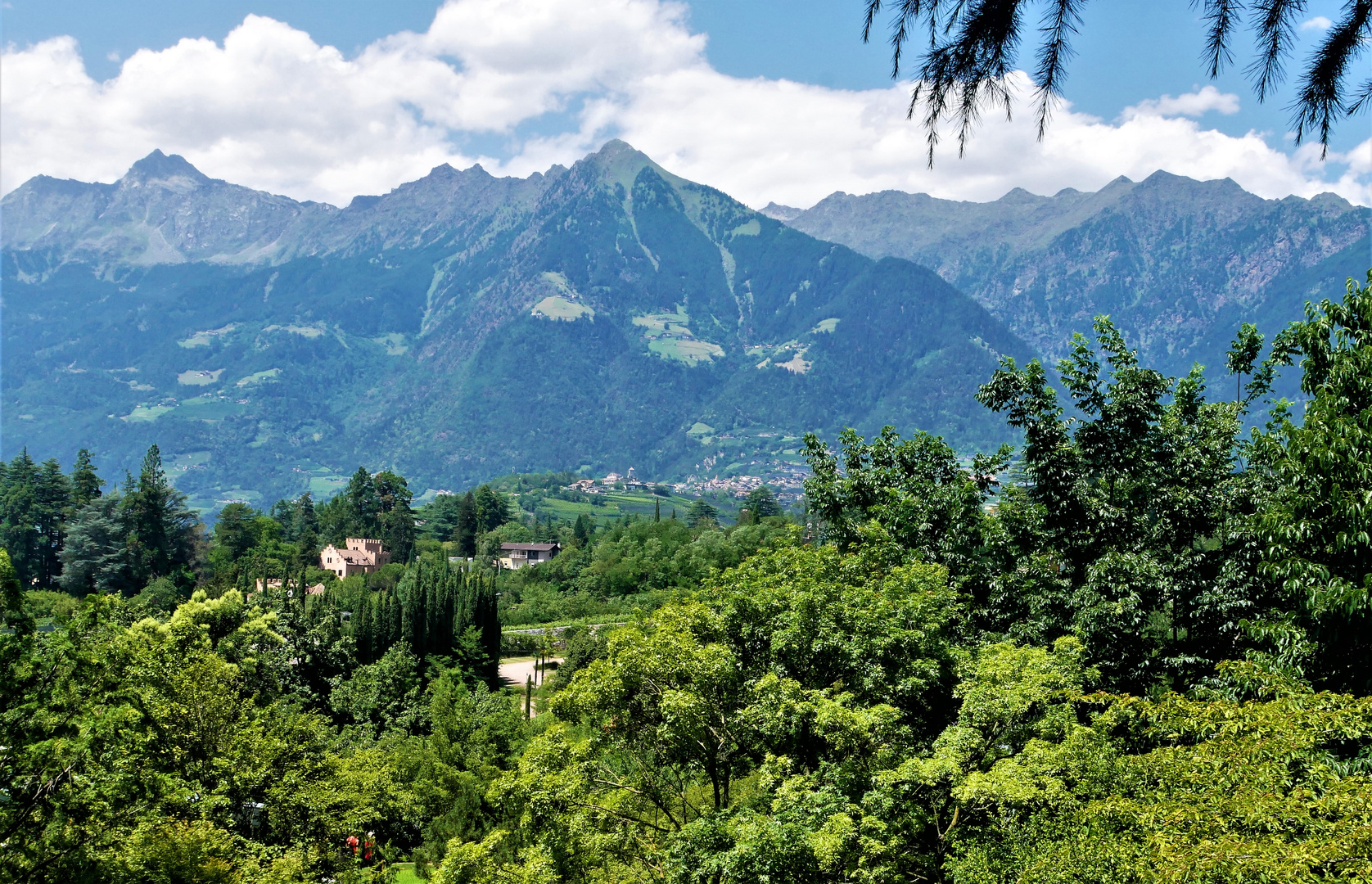 Auf nach Südtirol 2023  - Blick von Schloss Trauttmansdorff zu den Gipfeln der Texelgruppe