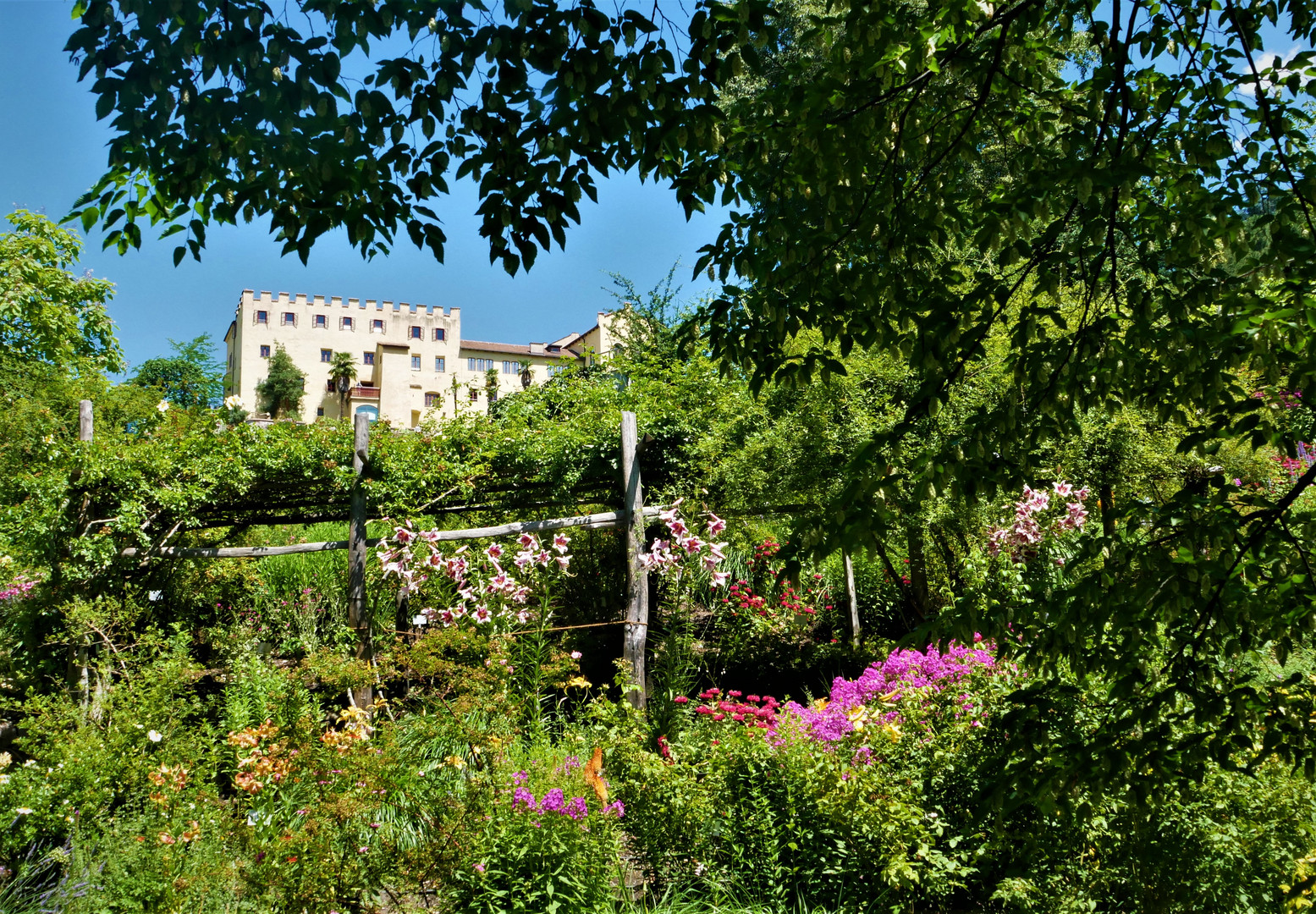 Auf nach Südtirol 2023  - Durchblick auf Schloss Trauttmansdorff