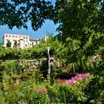 Auf nach Südtirol 2023  - Durchblick auf Schloss Trauttmansdorff