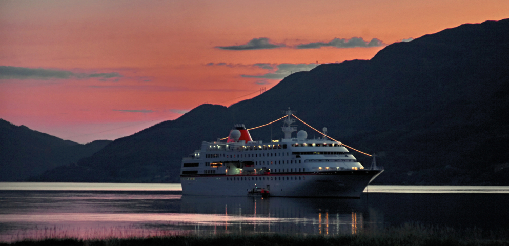 Auf Reede im Fjord