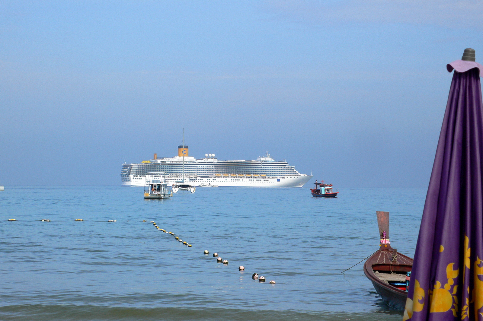 Auf Reede vor Patong/Phuket (Thailand)