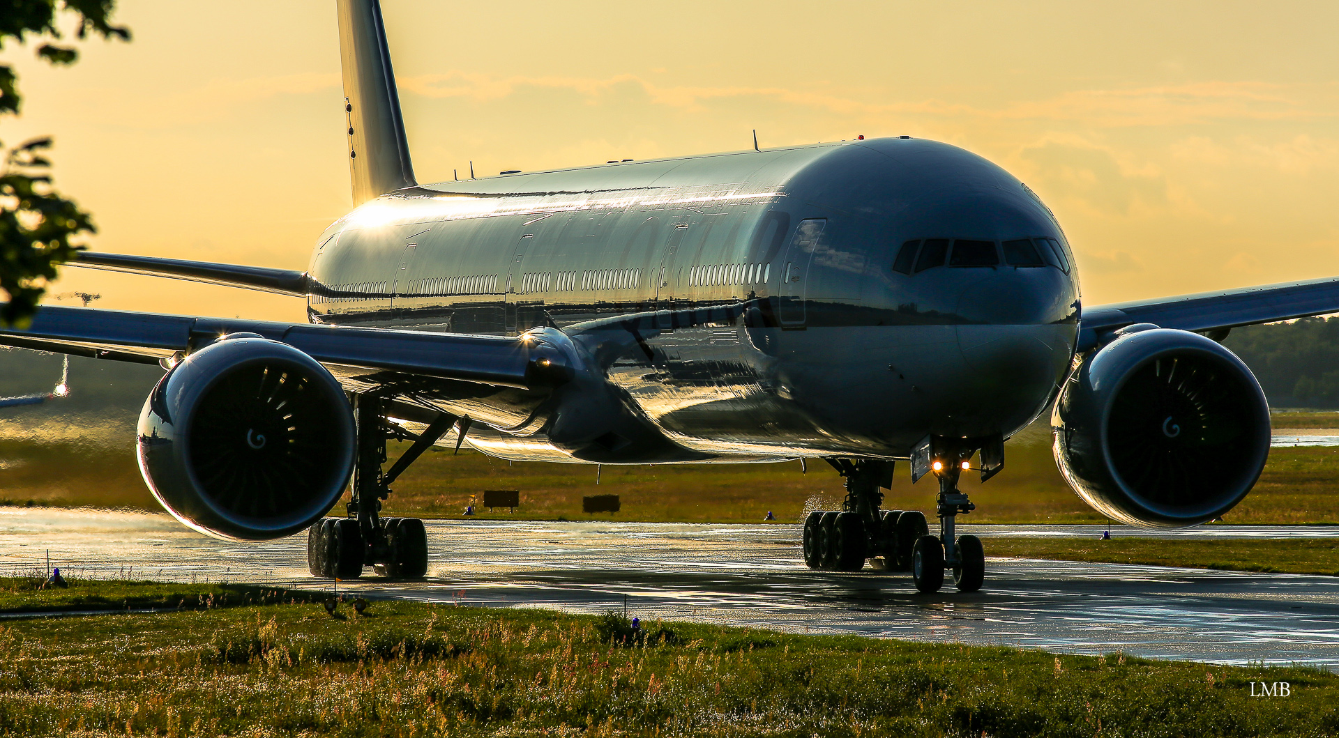 Auf regennassem Taxiway