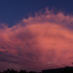 auf rosaroten Wolken schweben