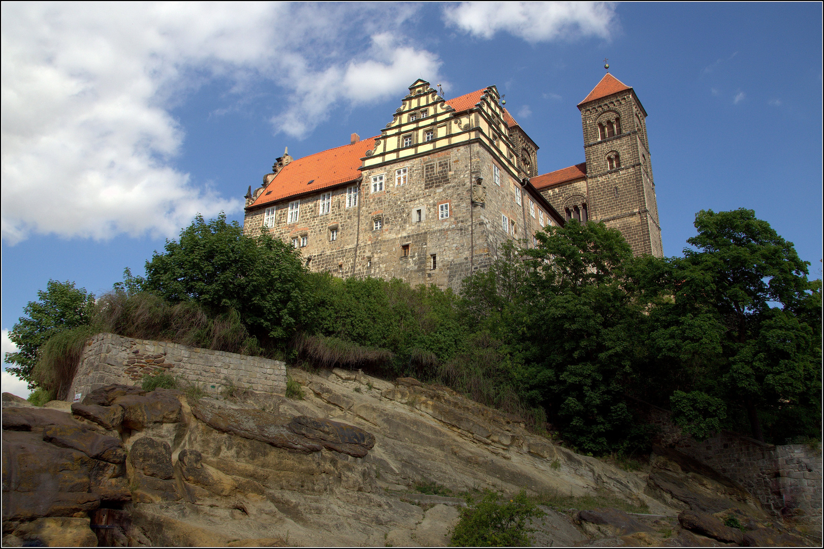 auf Sandsteinfelsen gebaut....