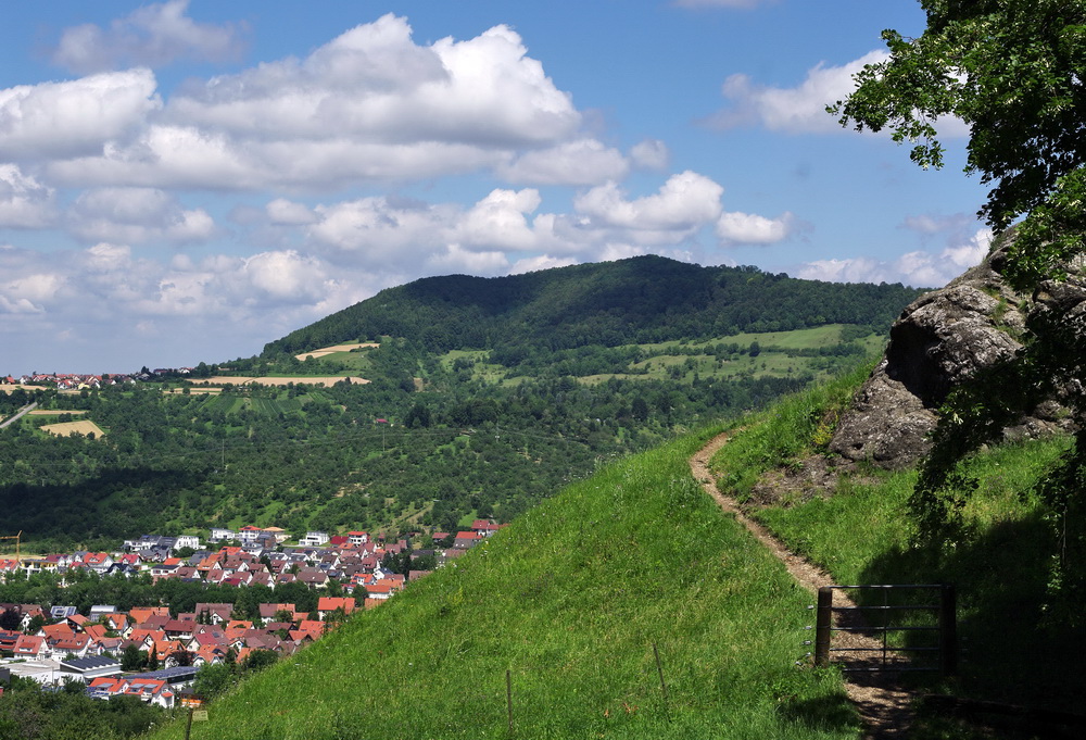 Auf schmalem Pfad bergauf