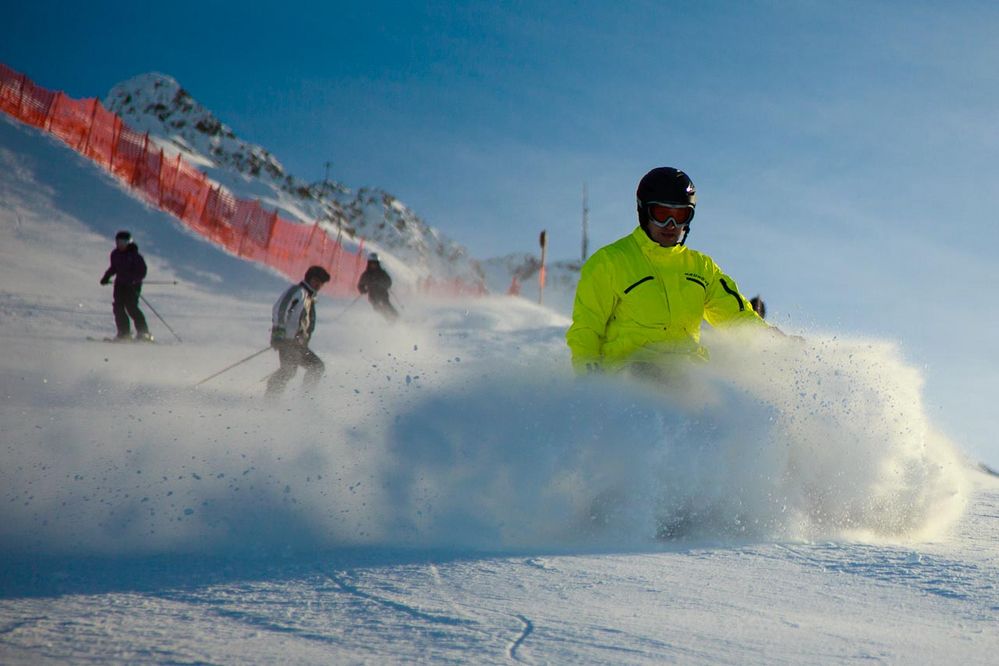 Auf Schnee kann man auch sehr kräftig Bremsen