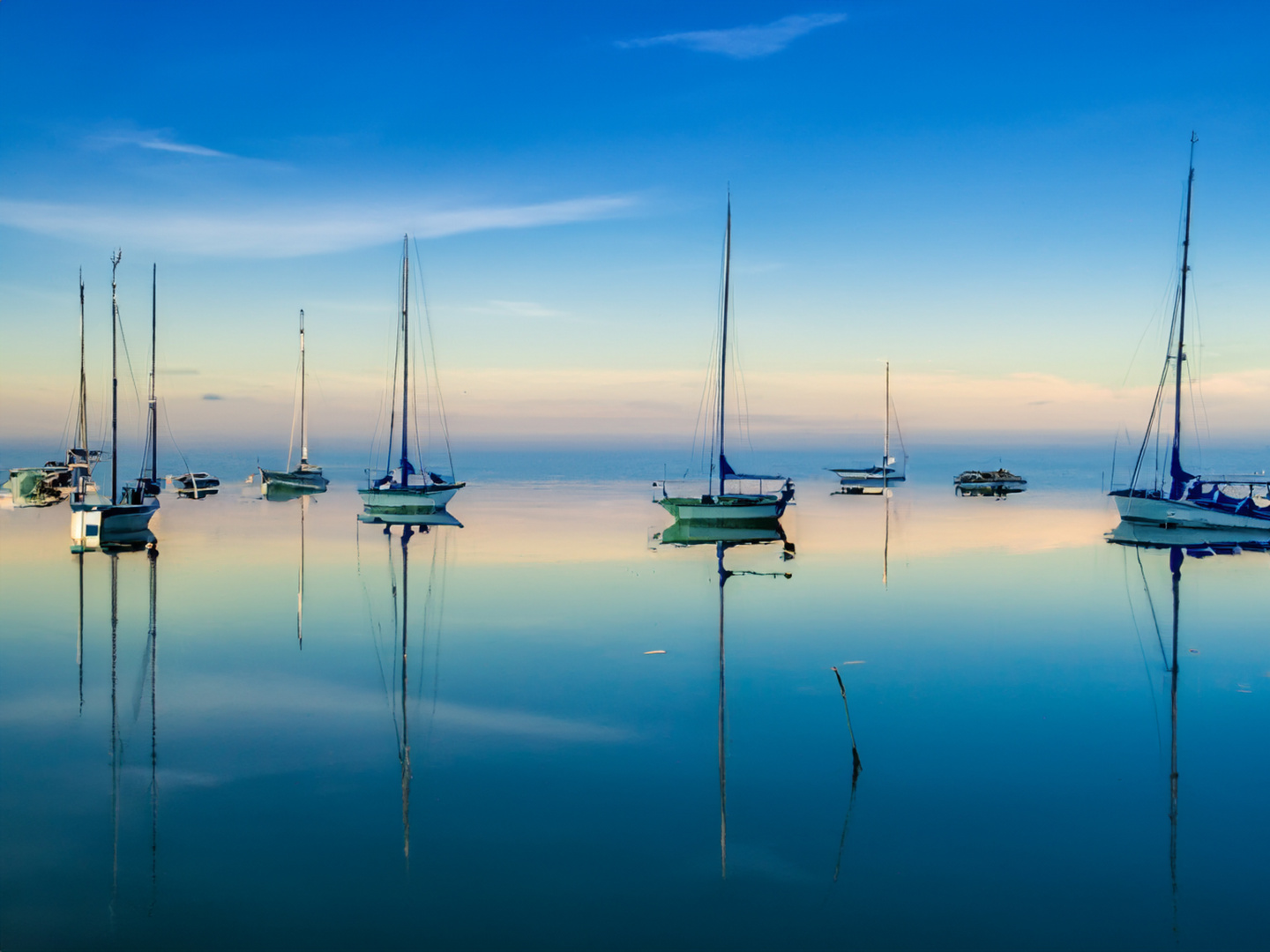 Auf See, die Spiegelung der Segel-Boote...zum Spiegeltag heute