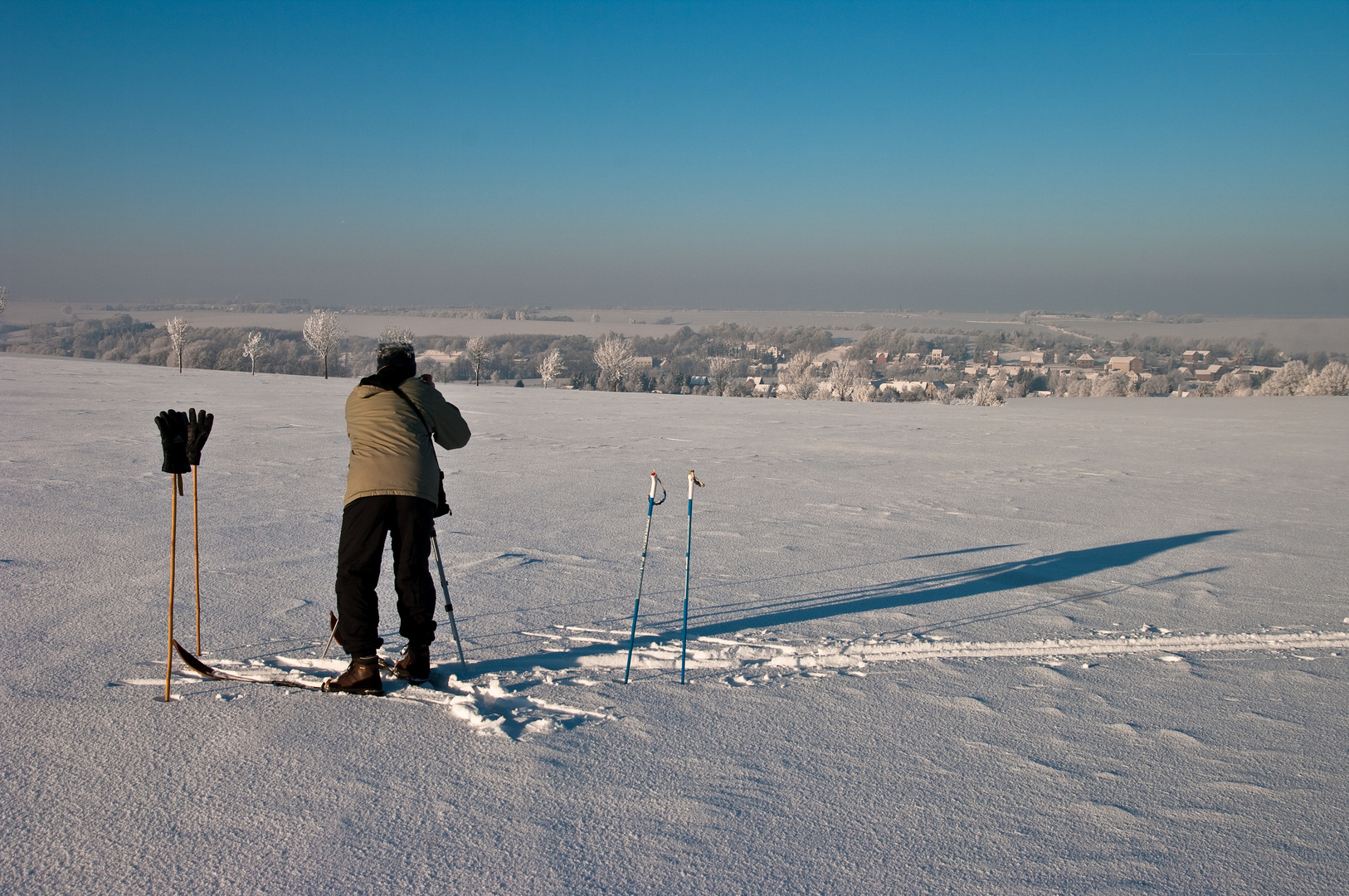 Auf Skiern 2 (mit Fotograf bei der Arbeit)