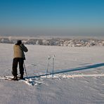 Auf Skiern 2 (mit Fotograf bei der Arbeit)