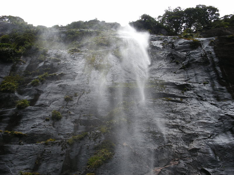 Auf Tuchfühlung mit dem Wasserfall