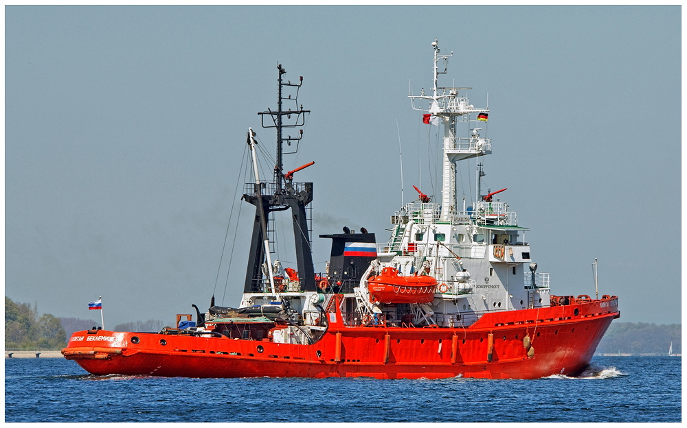 "Auf zum nächsten Job" ..... .-- Bergungsschlepper -- auf der Kieler Förde am 26.5.2014