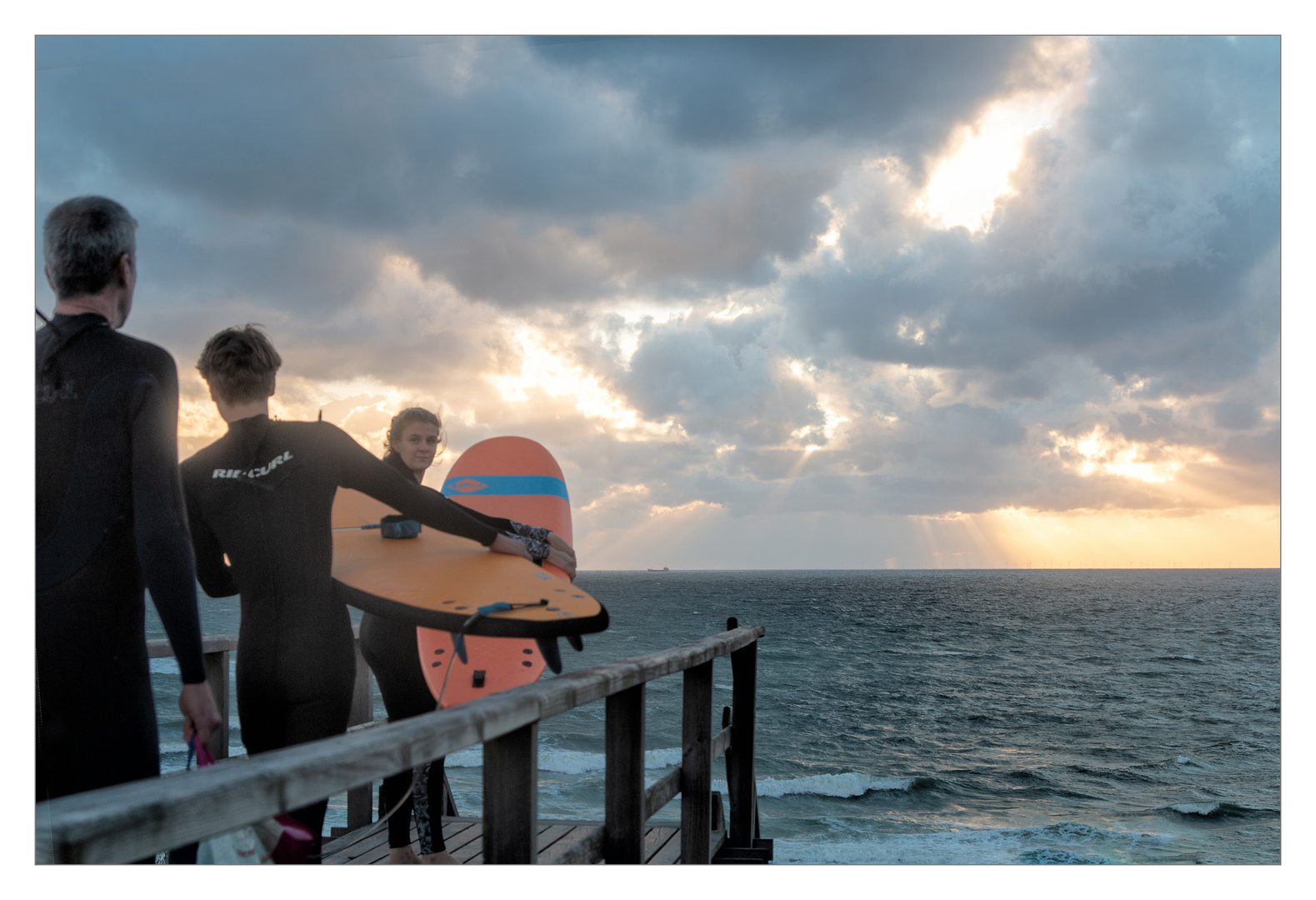 Auf zum Surfen bei Sonnenuntergang