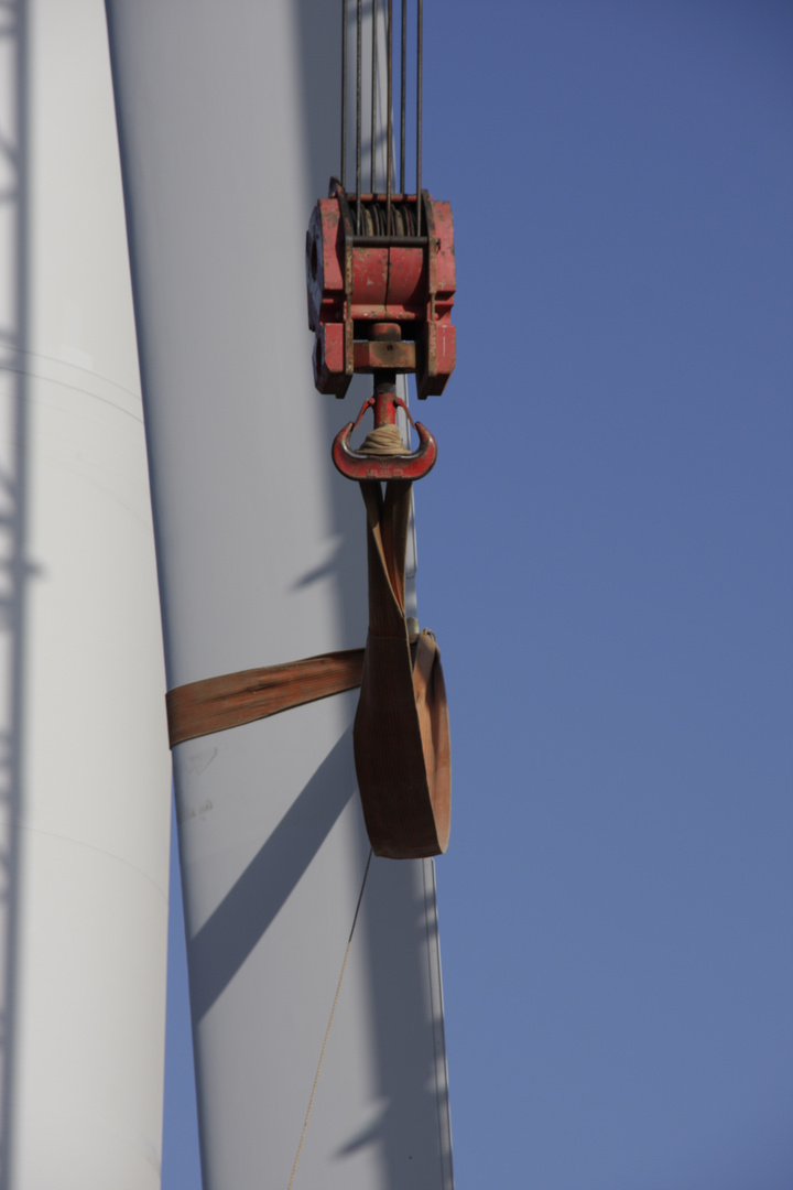 Aufbau einer Windkraftanlage, Montage Rotorblatt