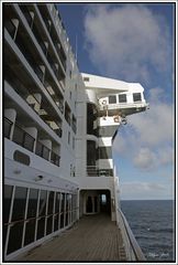 "Aufblick" zur Brücke der Queen Mary 2 vom Deck 6