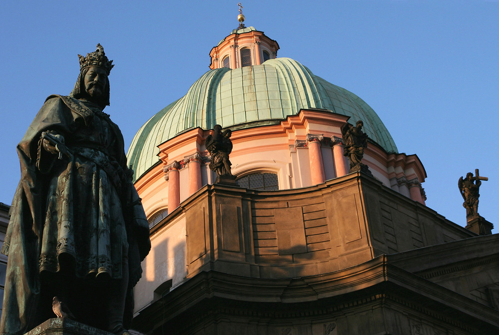 Aufblickend zur Kuppel der Kreuzherren-Kirche und Kaiser Karl IV.