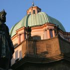 Aufblickend zur Kuppel der Kreuzherren-Kirche und Kaiser Karl IV.