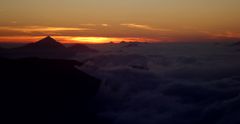 Aufbrausendes Wolkenmeer bei Sonnenuntergang