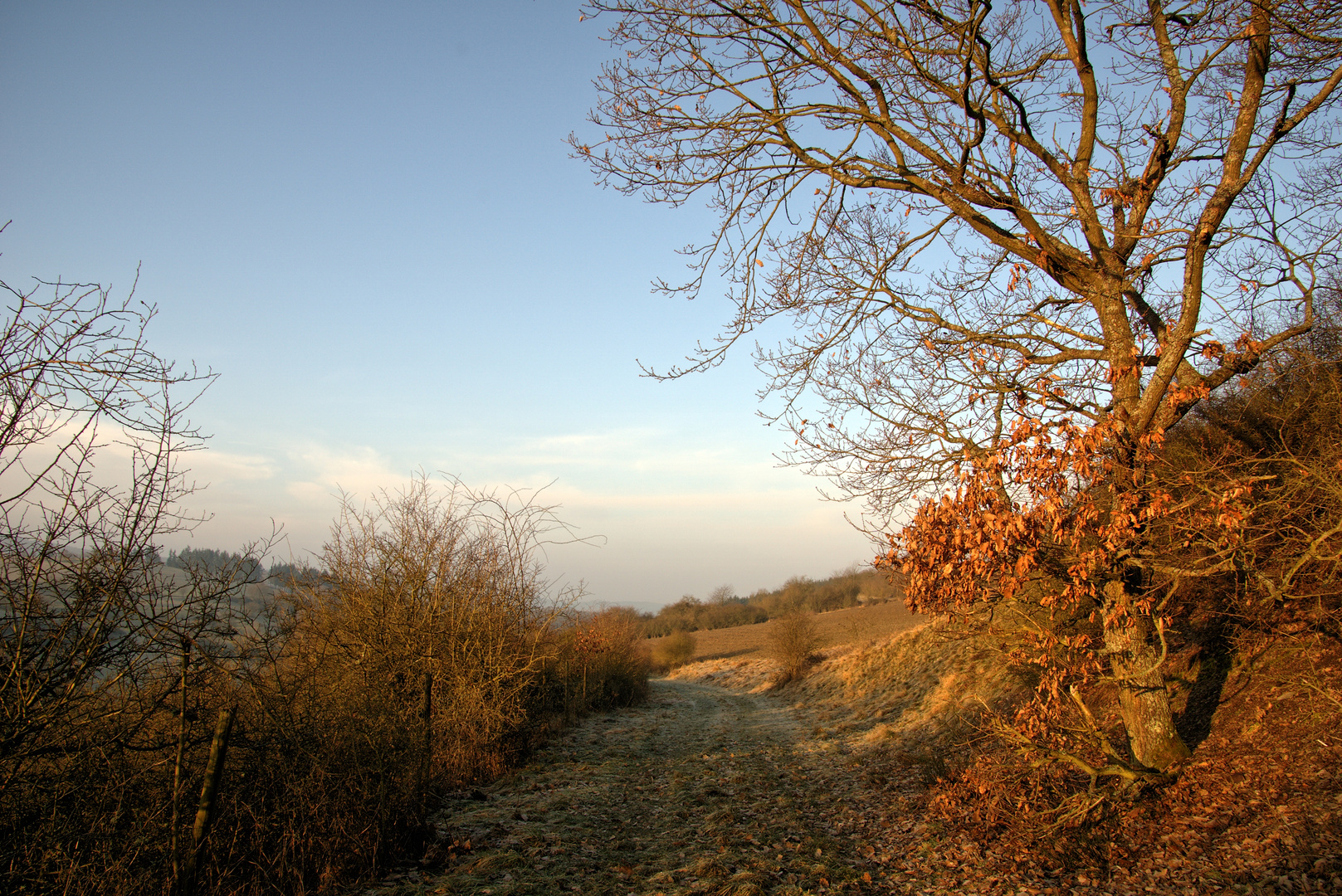 Aufbruch zur Wanderung, mit dem Versprechen eines blauem Himmels