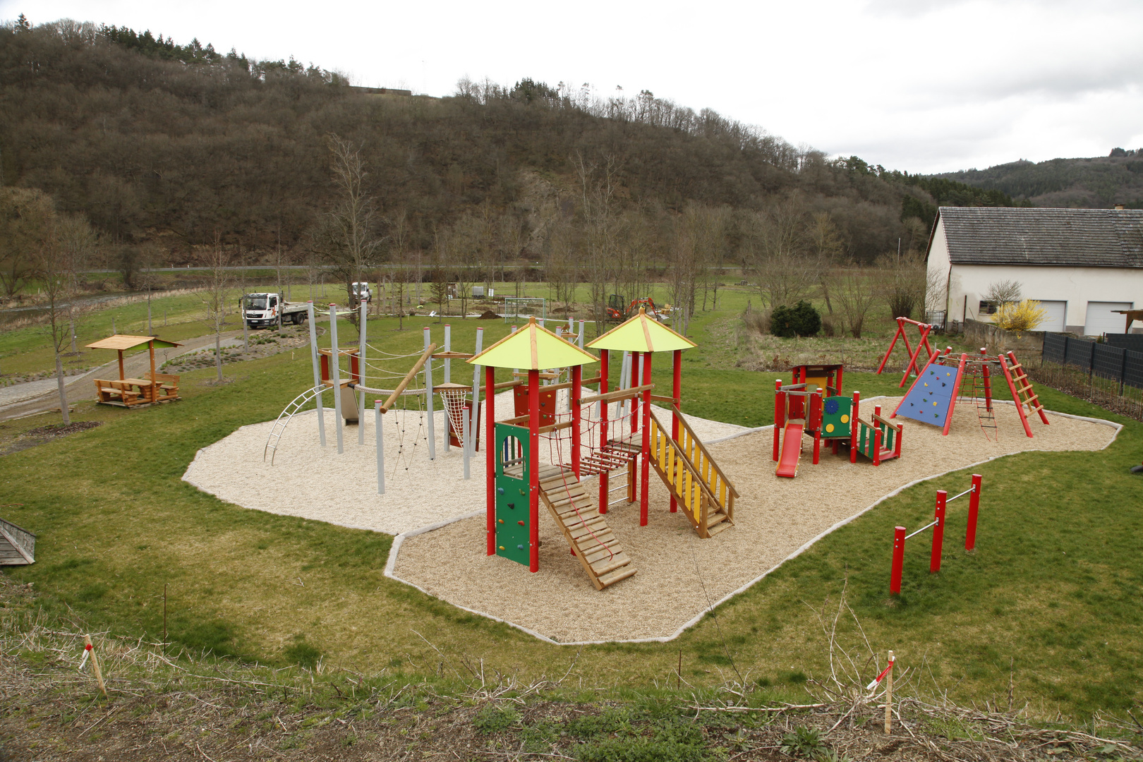 Auferstehung des Ahrtals CVI: Spielplatz und Grünanlagen in Müsch