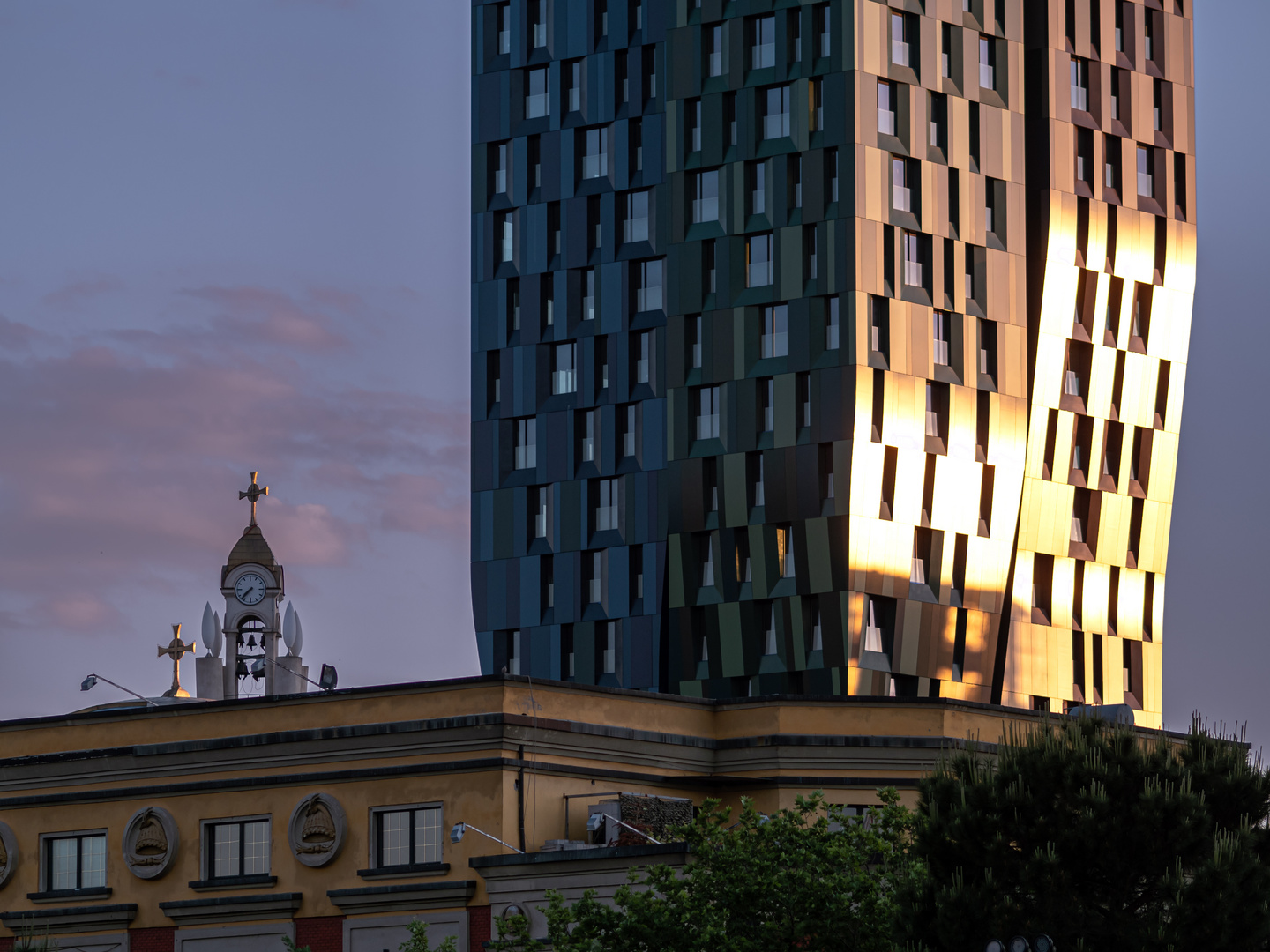 Auferstehungskirche und Tirana Green Tower