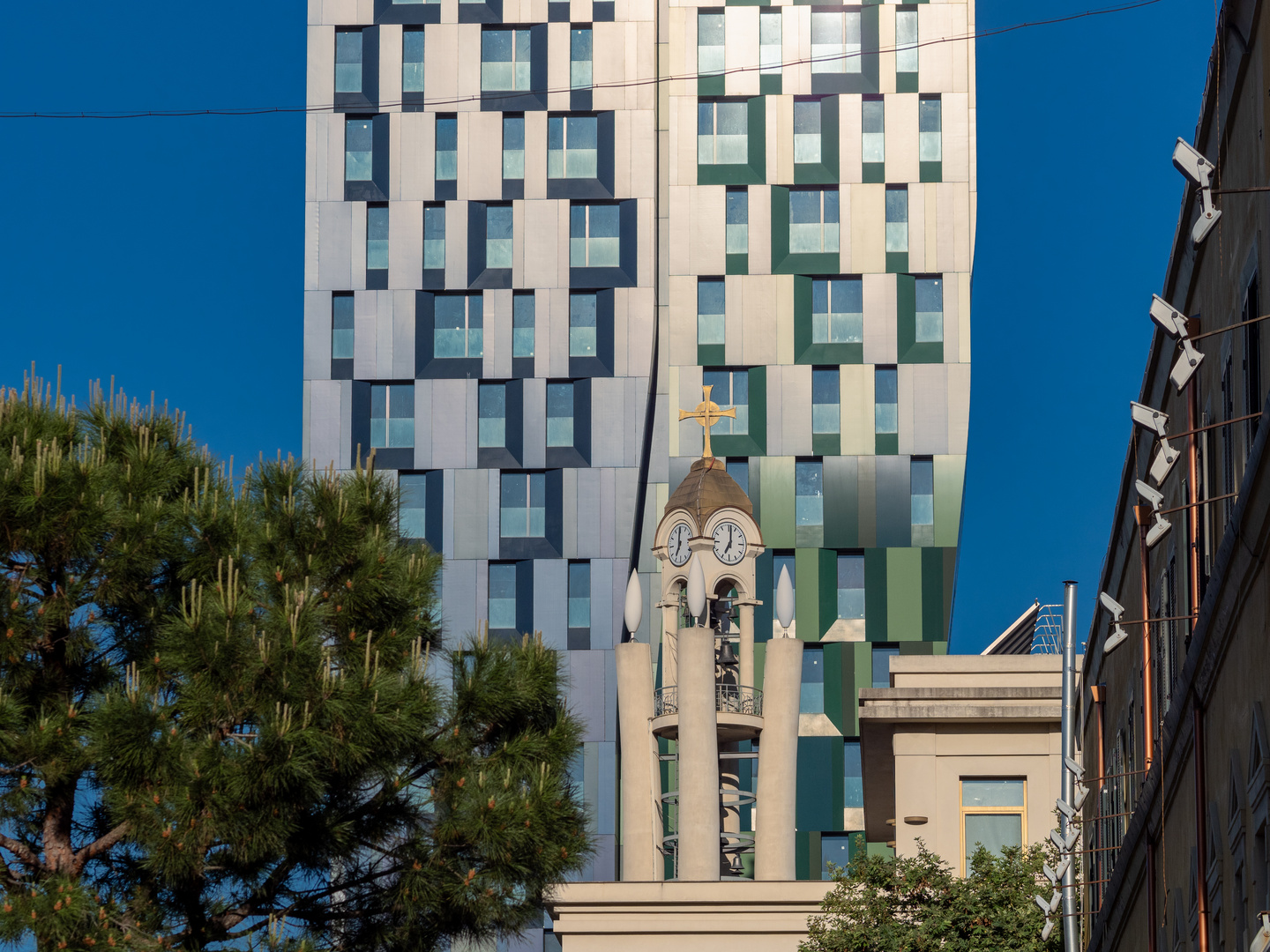 Auferstehungskirche und Tirana Green Tower