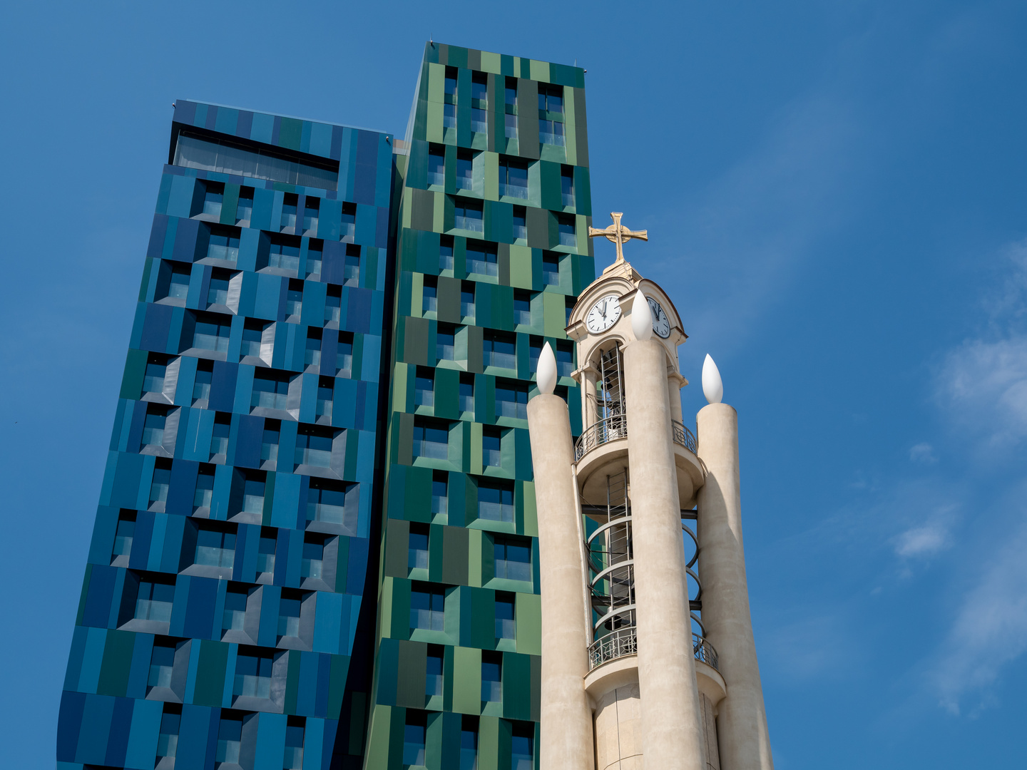 Auferstehungskirche und Tirana Green Tower