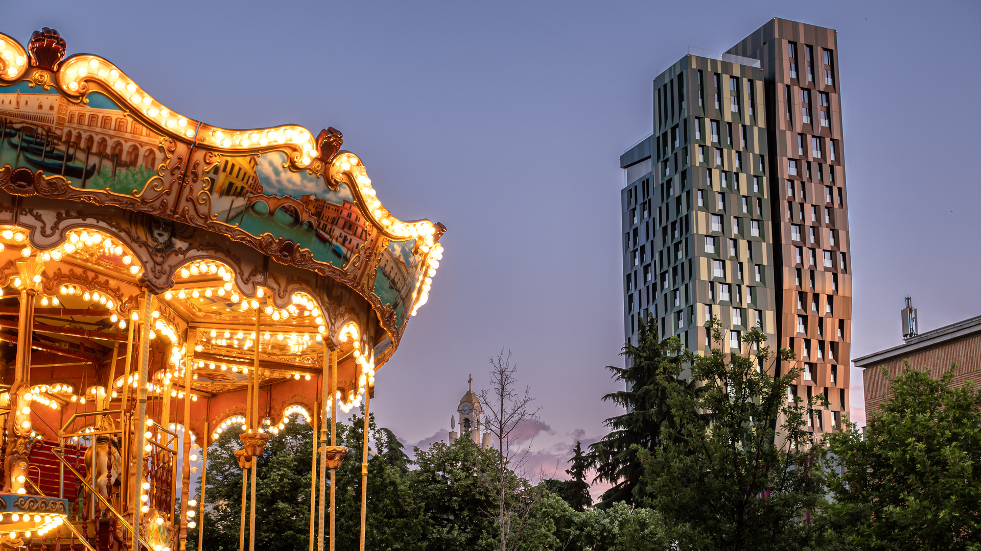 Auferstehungskirche und Tirana Green Tower plus Karussell