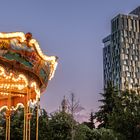 Auferstehungskirche und Tirana Green Tower plus Karussell