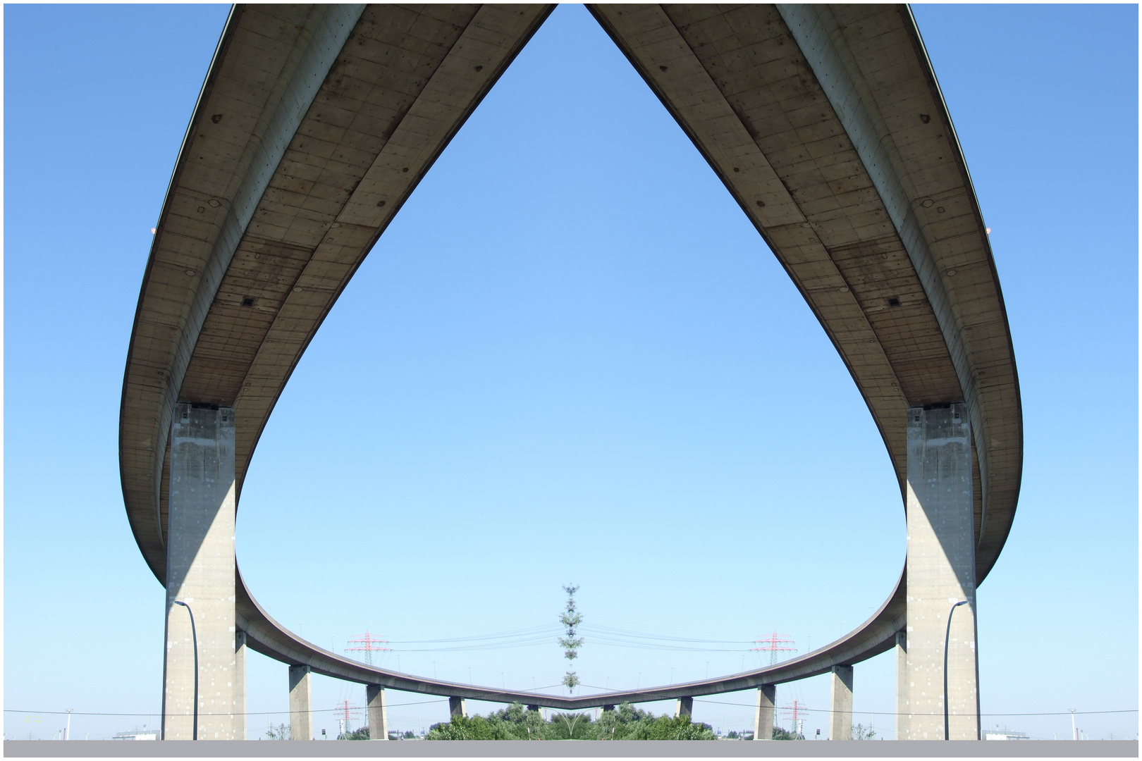 Auffahrt zur Hamburger Köhlbrandbrücke .....