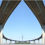 Auffahrt zur Hamburger Köhlbrandbrücke .....