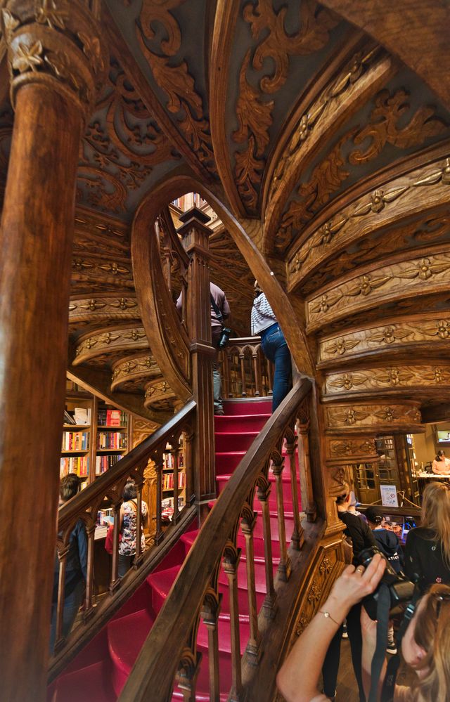 Aufgang in einem Buchladen in Porto