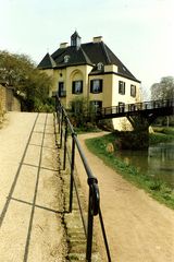 AUFGANG ZUM JAGDSCHLOSS AN DER BURG  LINN