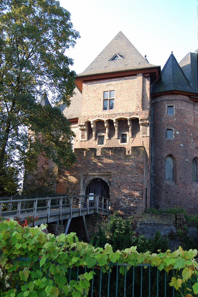 aufgang zur burg linn bei krefeld