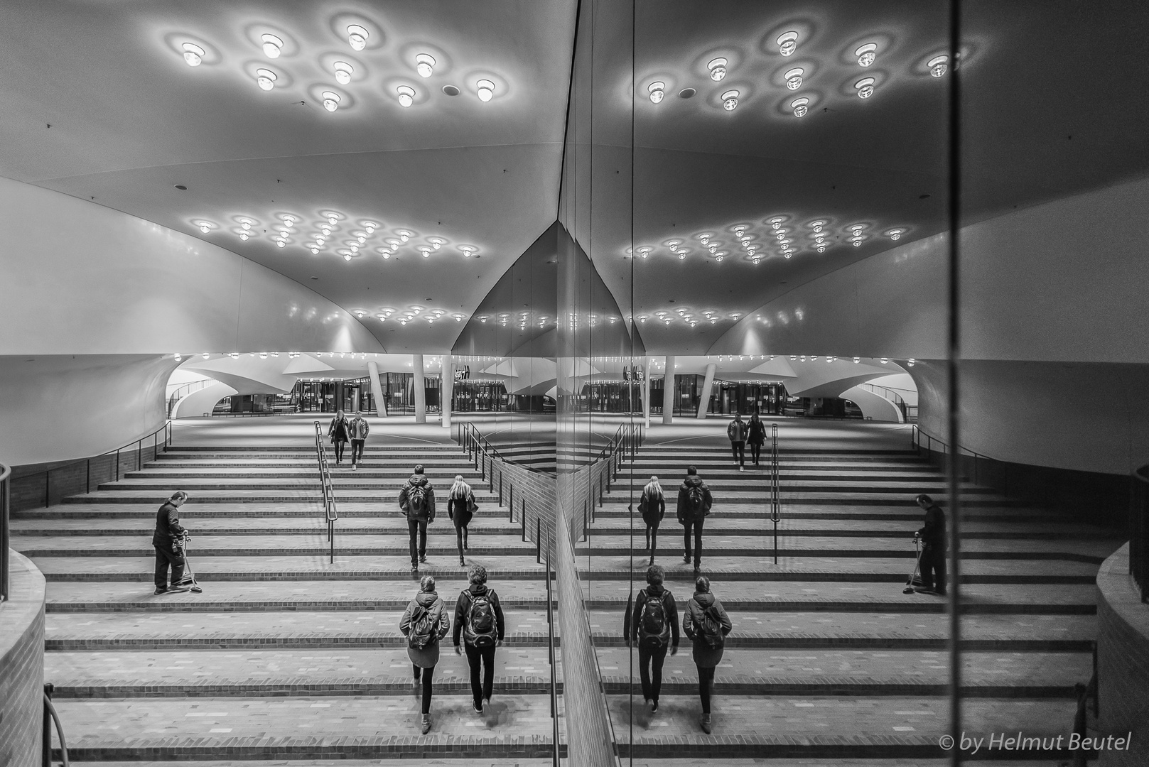 Aufgang zur Elbphilharmonie Plaza mit "Saubermann"