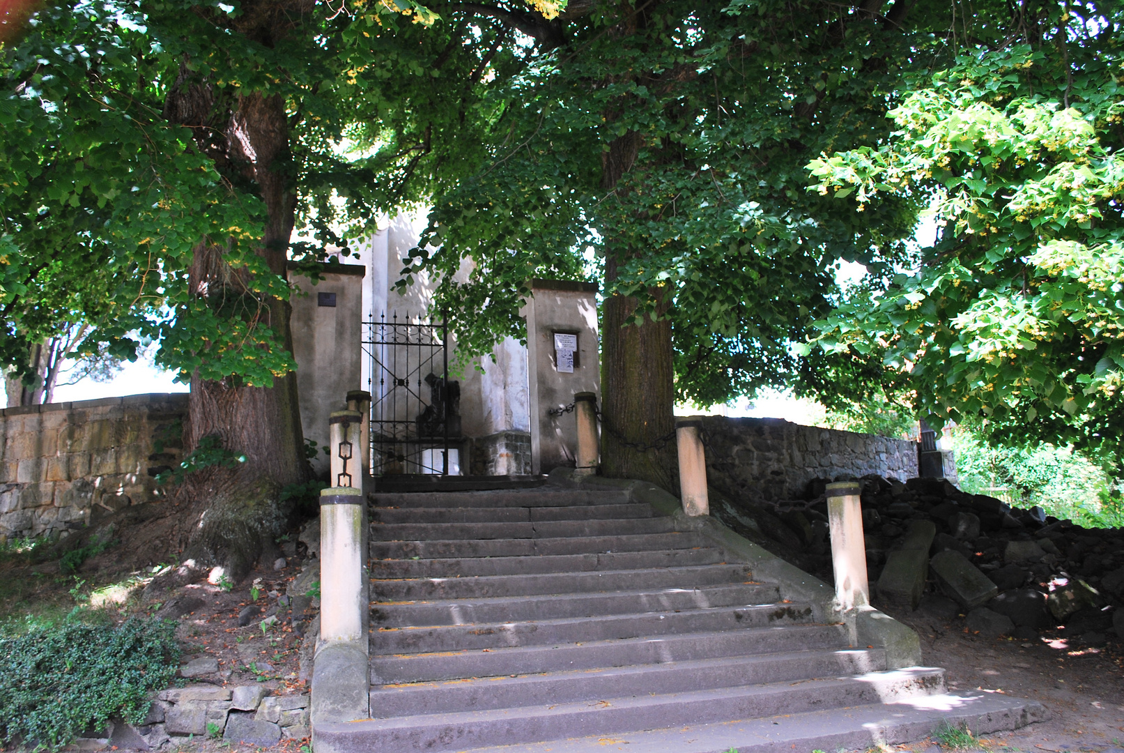 Aufgang zur Kirche von Saubernitz