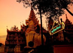 Aufgang zur Shwedagon-Pagode