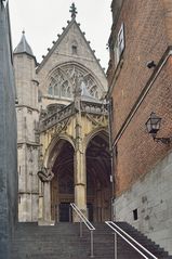 Aufgang zur Stevenskerk am alten Markt von Nijmegen (NL) mit der Teufelsskulptur von 1968