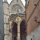 Aufgang zur Stevenskerk am alten Markt von Nijmegen (NL) mit der Teufelsskulptur von 1968