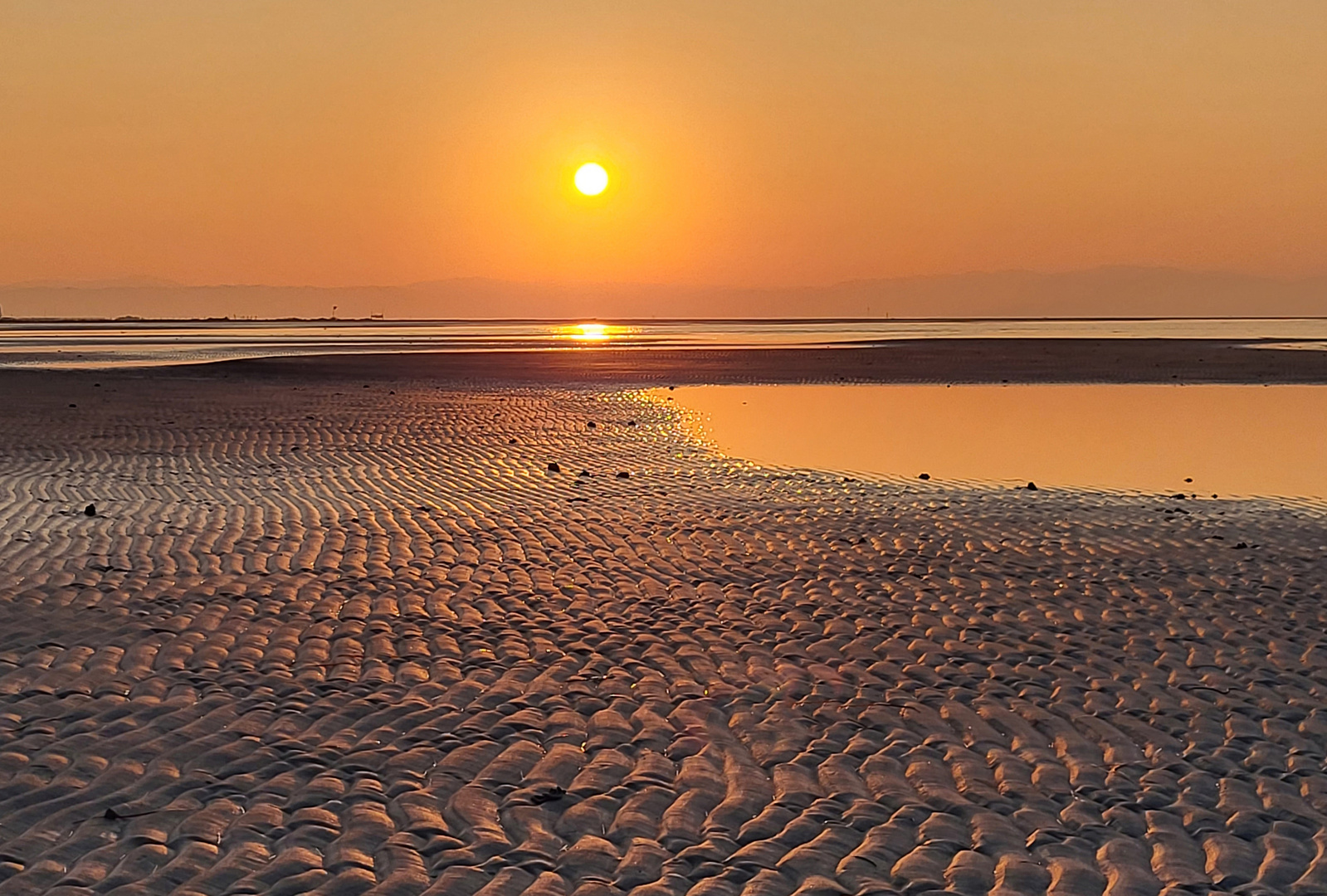 Aufgehende Sonne am Strand