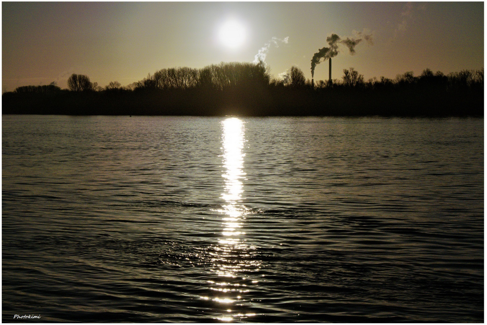 Aufgehende Sonne über dem Rhein