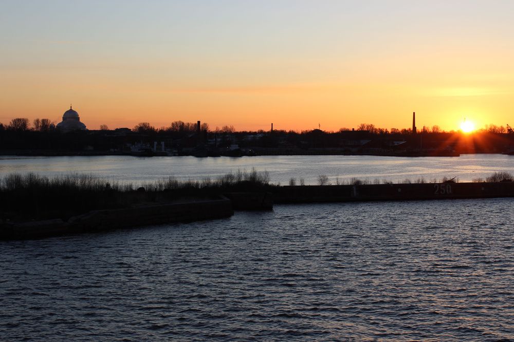 Aufgehende Sonne vor Kronstadt/Russland