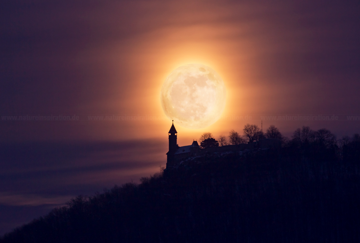 Aufgehender Mond hinter der Teck