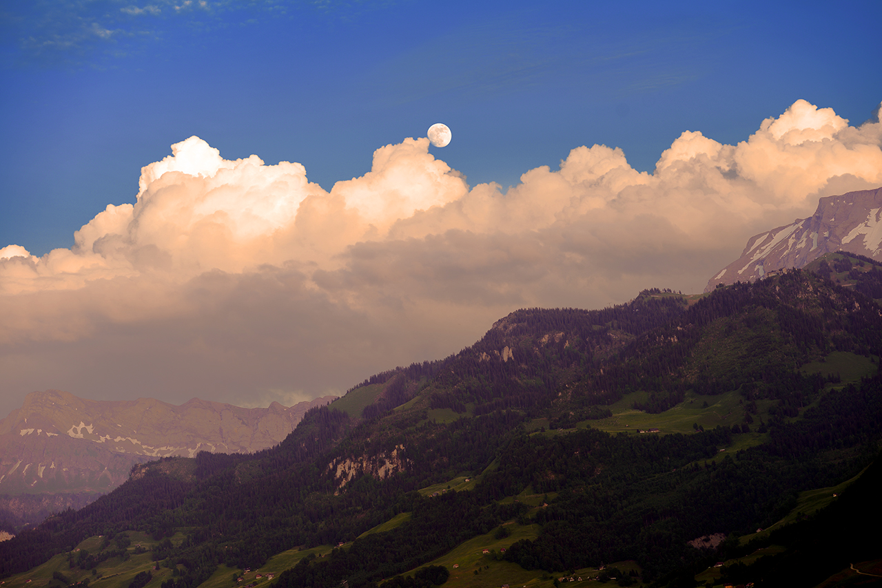 Aufgehender Mond über dem Vierwaldstättersee