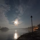 Aufgehender Mond über der Elbe am Kornhaus in Dessau