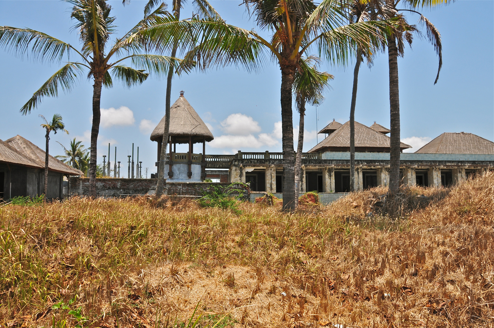 Aufgelassenes Hotel auf Bali verfällt vor sich hin