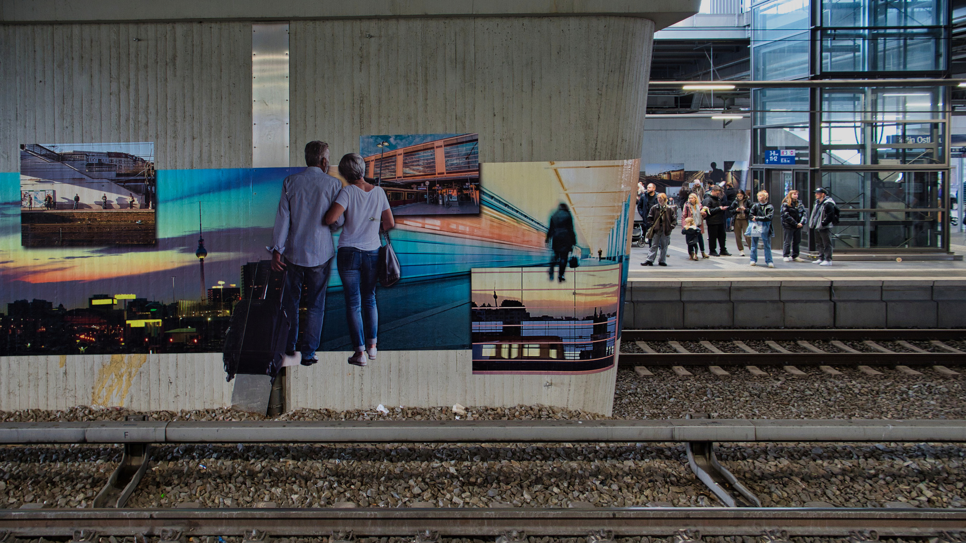 Aufgepeppte Betonstützten im Bahnhof Ostkreuz